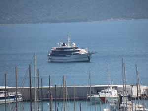 Yunanistan kabul etmedi, Bodrum açıklarına demirledi