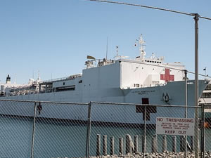 Yüzen hastane gemisi USNS Mercy, Los Angeles Limanı'nda