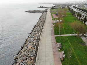 Korona virüs aldırış etmeden sahilde gezdiler