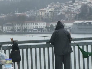 Yasağa aldırış etmedi tek başına balık tuttu