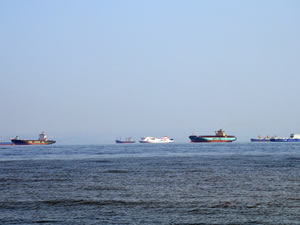Tersanelere gelen gemiler Altınova açıklarında