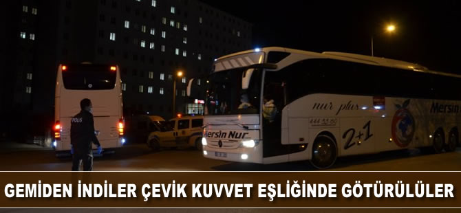 Gemiden indiler çevik kuvvet eşliğinde götürüldüler
