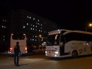 Gemiden indiler çevik kuvvet eşliğinde götürüldüler