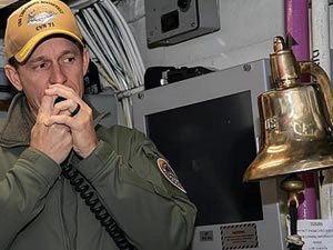 ABD uçak gemisi kaptanı salgını duyurduğu için görevden alındı