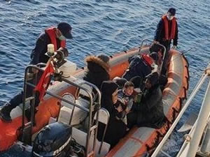 Yunan sahil güvenliğin Türk kara sularına bıraktığı sığınmacılar kurtarıldı