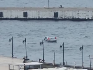 Denize düşen otomobilin sürücüsü kendi imkanlarıyla sudan çıktı