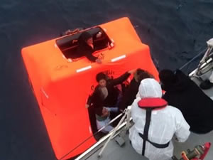 Yunan Sahil Güvenlik, 15 düzensiz göçmeni can salı ile ölüme terk etti