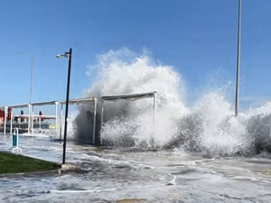 Marmara’da sahil alanı suyla dolup taştı