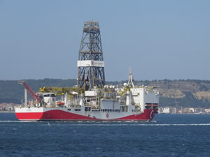 Fatih sondaj gemisi Çanakkale Boğazı'ndan geçti