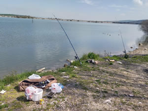 Baraj kenarında balık tutan iki kişiye ceza kesildi