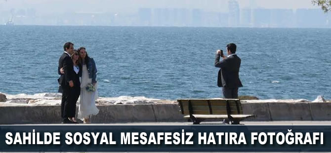 Sahilde sosyal mesafesiz hatıra fotoğrafı