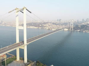 Sokağa çıkma yasağı nedeniyle boş kalan 15 Temmuz Şehitler Köprüsü havadan görüntülendi