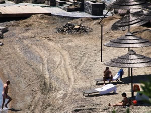 Sokağa çıkmadılar ama denize girdiler