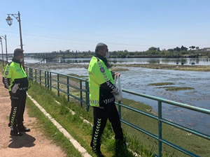 Polisler Fırat Nehri'ndeki balık ve martıları besledi