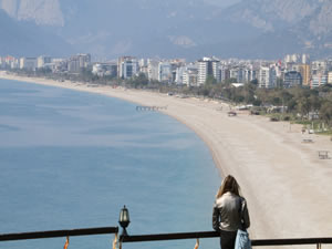 Yasaktan sonra sadece bakmakla yetiniyorlar