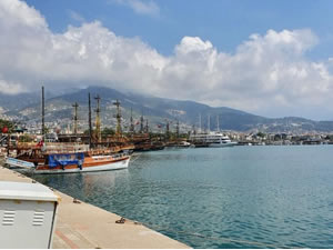 Alanya tarihi sessizliğe büründü, dünyaca ünlü sahilleri boş kaldı