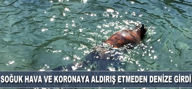 Soğuk hava ve koronaya aldırış etmeden denize girdi