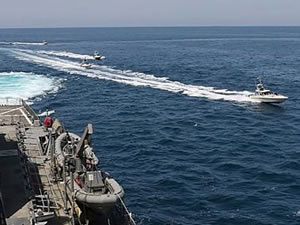 İran botları ABD savaş gemilerini taciz etti