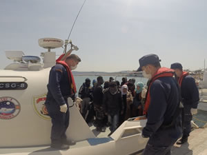 Ayvalık açıklarında 32 düzensiz göçmen kurtarıldı