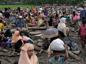 Bangladeş'te haftalardır denizde tekneyle sürüklenen 382 Arakanlı sığınmacı kurtarıldı