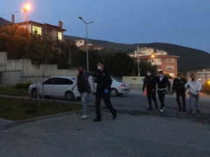 Bursa'da yasağa rağmen denizde yüzenler gözaltına alındı