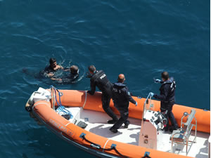 Falezlerden denize atlayan genç deniz polisi tarafından kurtarıldı