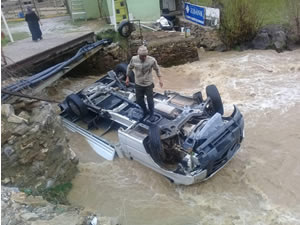 Kamyonet dereye uçtu: 2 kişi boğulmaktan son anda kurtarıldı