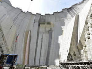 Yusufeli Barajı'nda koronavirüs önlemleriyle çalışmalar sürüyor