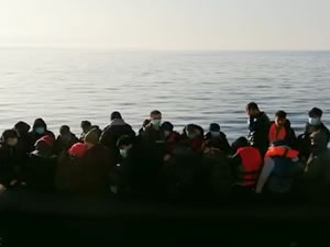 Ayvalık’ta 28 düzensiz göçmen Yunan sahil güvenliğin elinden kurtarıldı