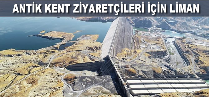 Antik kent ziyaretçileri için liman