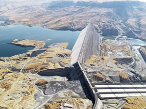 Antik kent ziyaretçileri için liman