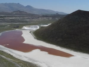 Meke Gölü kırmızıya büründü