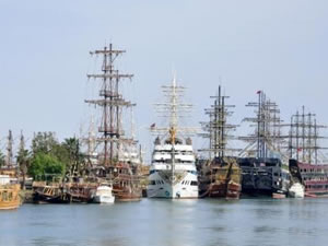 Turistik tekneler salgının bitmesini bekliyor