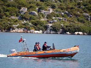 'Vefa ekibi' Kaleköy sakinlerinin ihtiyaçlarını tekneyle ulaştırıyor
