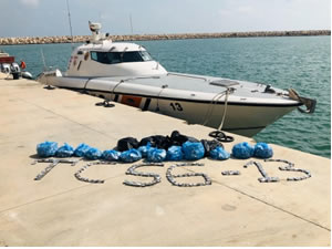 Sahil güvenlik ekiplerinin durdurduğu tekne çalıntı çıktı