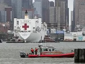 ABD donanmasına ait hastane gemisi New York'tan ayrıldı