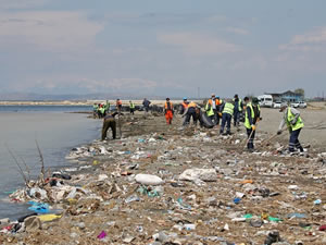 100 kişilik ekip Van Gölü sahilinde 110 ton çöp topladı