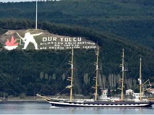 Tarihi gemi ‘Kruzenshtern’ Çanakkale Boğazı’ndan geçti