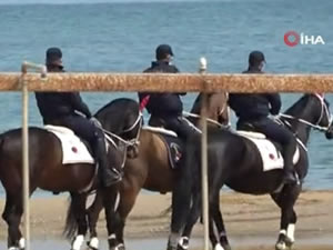 Jandarmanın atlı timlerinden plajlarda denetleme
