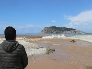 Alanya’da denizin rengi kahverengiye dönüştü