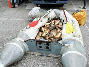 Gölette balık tutan 3 kişiye ceza kesildi