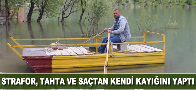 Strafor, tahta ve saçtan kendi kayığını yaptı