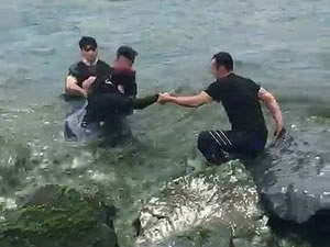 Bakırköy'de denize atlayarak intihar etmek isteyen kadını polis kurtardı