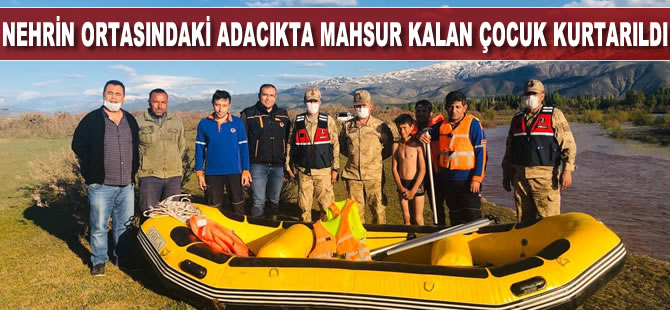 Nehrin ortasındaki adacıkta mahsur kalan çocuk botla kurtarıldı