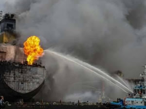 Endonezya'da petrol tankerinde yangın çıktı, 22 kişi yaralandı