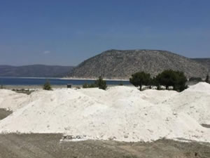 Salda Gölü’nün kumları eski yerine alındı