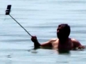 Yasağı dinlemedi denize girip canlı yayın yaptı