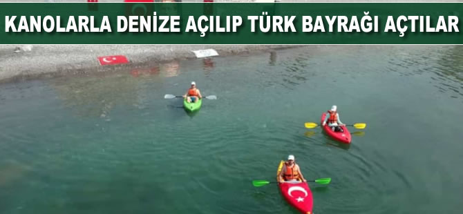Kanolarla denize açılıp Türk bayrağı açtılar