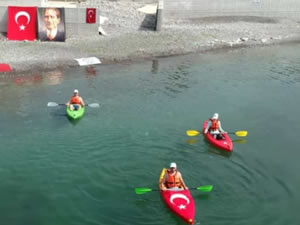 Kanolarla denize açılıp Türk bayrağı açtılar