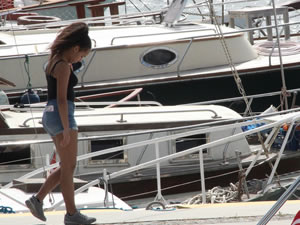 Saklı koyda gizi saklı denize girdiler